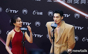 金曲35》紅毯登場！黃偉晉深V露胸肌 陳明珠玫瑰紅露背禮服辣翻