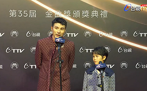 金曲35》鳳小岳、楊大正攜兒女走紅毯 楊乃文黑西裝俐落登場