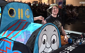 格鬥遊戲選手「USF」COS湯瑪士小火車上場！網笑：防偷窺妙招