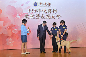 卓榮泰化身中文老師 談「課稅」盼落實3原則
