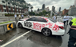噴漆轎車衝撞總統府  駕駛遭警方帶回派出所