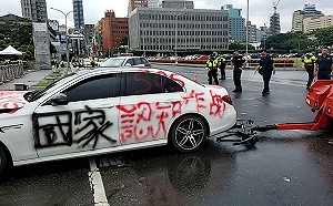 (影)抗議「國家認知作戰」 民眾開小客車衝撞總統府