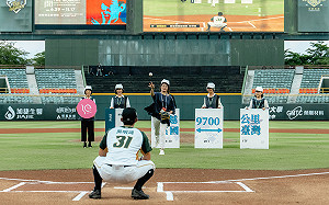 高美館30週年初登板 台鋼雄鷹主場開球宣傳《瞬間》特展 