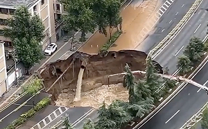 （影）又是地鐵線 又見天坑窟窿！中國豆腐渣工程嚇壞人 網批 : 馬路路面薄如紙