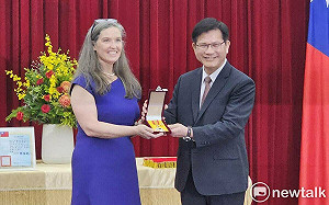 孫曉雅即將卸任 林佳龍頒贈特種外交獎章