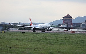 快訊》大雷雨突炸台北市！松山機場急暫停地面作業 班機延誤