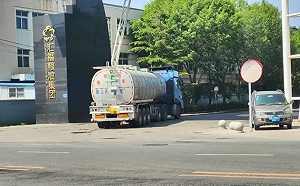 反正都是油嘛！完全不清洗 中國罐車卸完煤制油後 直裝食用大豆油