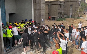 (影) 中國多地維權遭鎮壓! 抗議者遭打傷、逮捕 網：惡商寧僱保全 不給工人薪資