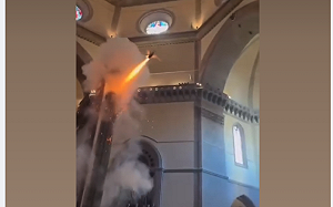 (影)馮京當馬涼！網傳巴黎教堂點燃奧運火炬 結果是義大利復活節煙火表演