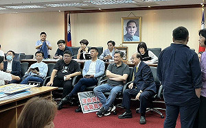 快訊》綠委一早佔領主席台 杯葛藍白選罷法修嚴