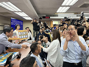 直擊》藍綠在主席台互喊口號  選罷法修正陷焦土戰