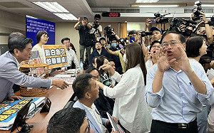 直擊》藍綠在主席台互喊口號  選罷法修正陷焦土戰 