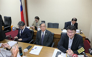 外委會召委消失、王定宇遭譏「閃蛋俠」東森記者趁機找梁文傑「對質」