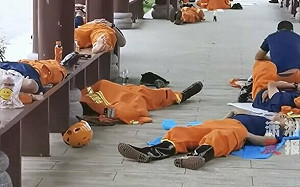 (影) 這「戲服」穿幫了！ 救災12小時仍光鮮亮麗？ 中共官方擺拍被揭穿