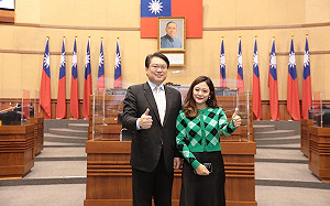 吳子嘉攻擊林右昌圖利NET 前發言人游本明提合約打臉