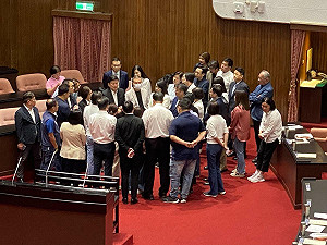 柯建銘忽簽釋憲代表「藍2白1」協商、綠委狀況外喊有異議