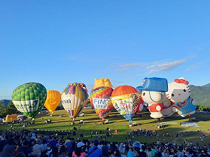 台東嘉年華登場!21顆熱氣球齊飛 破萬名遊客湧入搶拍