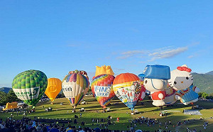 台東嘉年華登場！21顆熱氣球齊飛 破萬名遊客湧入搶拍