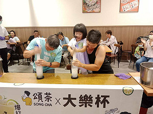 爆打檸檬比賽超療癒   快手媽媽15秒創79次奪冠