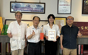 單親女大生1人打3份工 台中王姓宗親會破例贈獎助學金