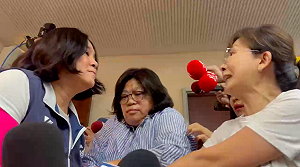 直擊》陳玉珍瘋了?抓扯一次來 數度攻擊綠委遭洪孟楷勸離