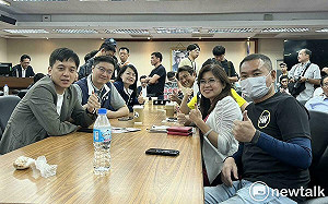 修選罷法合照完閃人 麥玉珍進內政委員會10分鐘離開 