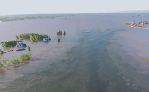 (影) 整台卡車投湖補漏! 洞庭湖決堤明天才能堵決口 央視謊稱洪水回流