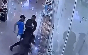 (影) 哈瑪斯單兵刺殺！男子在商場用刀偷襲2以軍、婦女也假問路真行兇