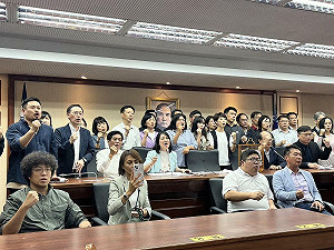 藍突襲換會議室修選罷法 民進黨團嚴厲譴責 怒轟會議無效