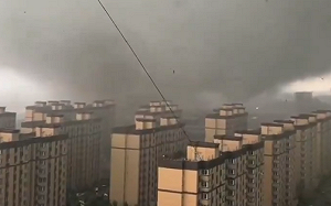 (影) 民眾以為世界末日! 直擊罕見山東龍捲風 88傷 10多歲男孩至今昏迷