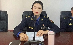 (影) 她「騎」上市監局局長! 偷情影片被曝光落馬 華春瑩也澄清 : 這不是我....