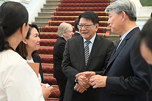 潘孟安陪同頒發就業金卡 盼台灣成廣納國際人才的優質國家