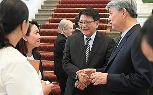 潘孟安陪同頒發就業金卡 盼台灣成廣納國際人才的優質國家​