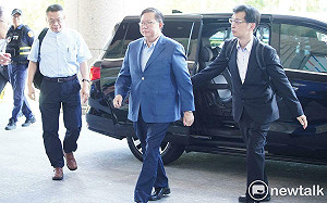 桃園法院重開羈押庭 鄭文燦面色凝重現身開庭      