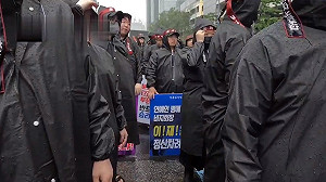 (影) 三星史上最大罷工! 6500 人冒雨抗議 專家:生產線中斷將引連鎖反應