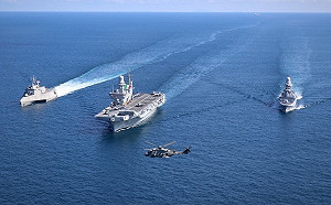 義大利「加富爾號」航艦、巡防艦與美濱海戰鬥艦 南海雙邊聯合操演