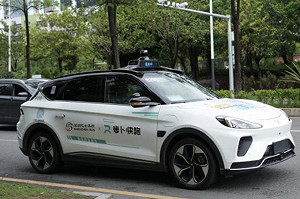 (影)「蘿蔔快跑」武漢街頭撞人! 網憂無人駕駛安全性 百度急發聲