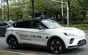 (影)「蘿蔔快跑」武漢街頭撞人！ 網憂無人駕駛安全性 百度急發聲