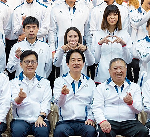郭婞淳總統頭上動土 比愛心剛好卡在賴清德髮線中分處