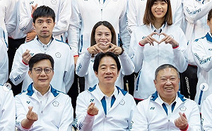 郭婞淳總統頭上動土 比愛心剛好卡在賴清德髮線中分處