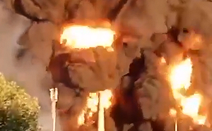 (影) 報兒童醫院被轟之仇! 烏襲俄境5煉油廠、彈藥庫 濃煙蔽天大爆炸