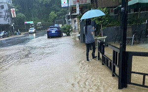 雷雨彈狂炸！雙北7區列一級淹水警戒 信義區已淹成河道
