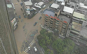 (影)暴雨狂炸！信義區淹黃泥水 點餐3分鐘全店「泡湯」