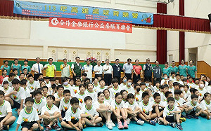 合庫暑期桌球育樂營高雄開營 吳立森鼓勵小朋友快樂打球