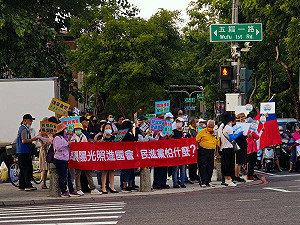 國民黨國會改革宣傳路口快閃登場 高雄上百民眾上街舉牌力挺