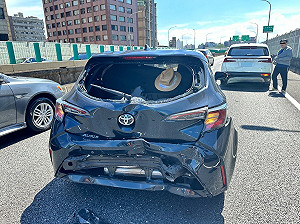 開車跑行程遭遊覽車追撞 顏若芳「手拉傷」嚇壞:要去收驚拜拜