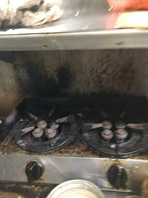 廚房超髒!南港鵝肉名店爆11人食物中毒 衛生局:已勒令停業