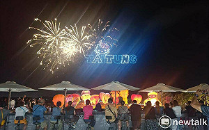 逾萬人湧入鹿野高台賞熱氣球光雕 無人機煙火秀、NICK周湯豪演出嗨翻天