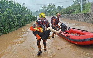 （影）長江第二號洪水警報來了! 重慶橋樑被沖毀 房屋淹沒6死 近7千人受災 