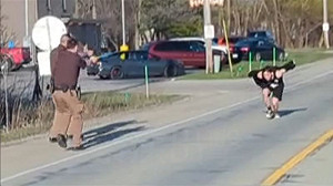 美國男子「火影跑」持手裡劍迫近遭擊斃!警遭調查判定合理正當用槍